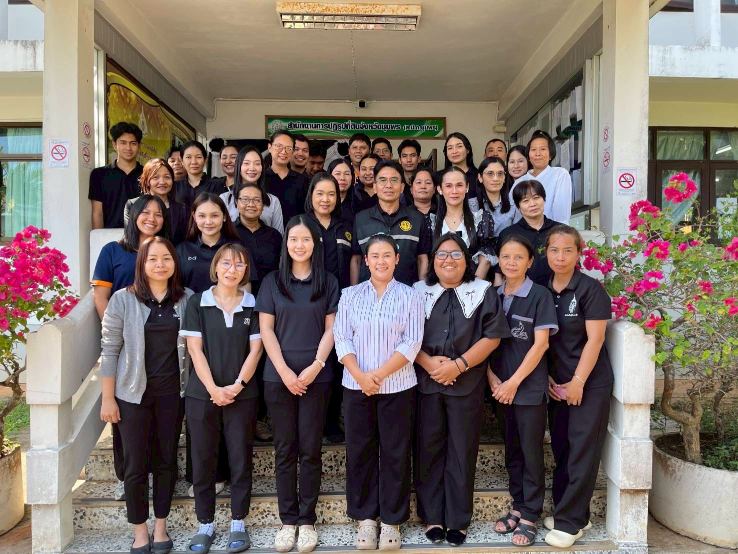 title - ผู้ตรวจราชการ ส.ป.ก. ประชุมติดตามผลการดำเนินงานตามแผนการตรวจราชการ ของ ส.ป.ก. ประจำปีงบประมาณ พ.ศ. 2569 รอบที่ 1 พร้อมลงพื้นที่มอบกิ่งพันธุ์โกโก้คุณภาพดีจำนวน 3,000 ต้น ณ จังหวัดชุมพร